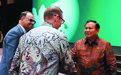 (L-R) Rajeev Menon, President, Asia Pacific excluding China, Marriott International; Jeff Johnson, MD, ASEAN, Amazon Web Services; President Prabowo Subianto
