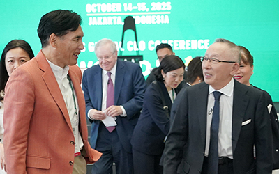 (L-R) Yoshito Hori, Founder & President, GLOBIS University, Founding Partner, GLOBIS Capital Partners; Tadashi Yanai, Chairman, President & CEO, Fast Retailing