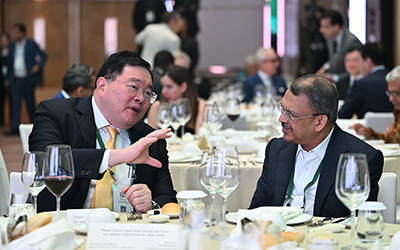 (L-R) Thammasak Sethaudom, President & CEO, SCG; Sunny Verghese, Cofounder & Group CEO, Olam Group