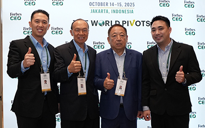 (L-R) Lim Jin Feng, Director, Top Glove Corporation; Lim Wee Chai, Chairman, Top Glove Corporation; Teong Teck Lean, Group CEO & MD, GDEX; Edmund Teong, Executive Director, GDEX