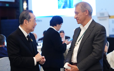 (L-R) Dhanin Chearavanont, Senior Chairman, Charoen Pokphand Group; Goh Hup Jin, Chairman, Wuthelam Holdings